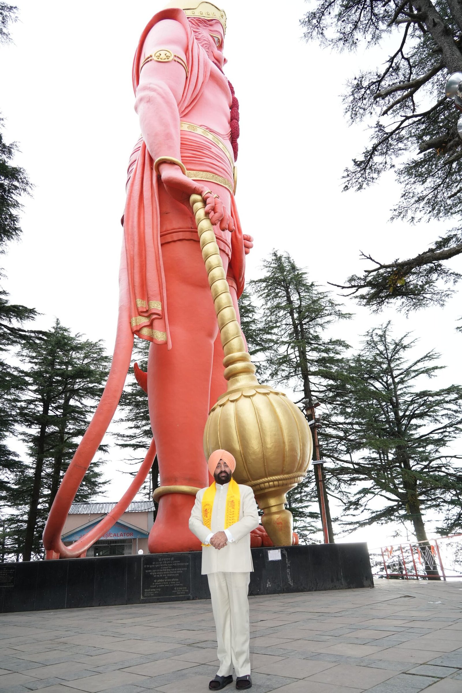 राज्यपाल दो दिवसीय भ्रमण पर शिमला पहुंचे, जाखू मंदिर में हुनमान जी के दर्शन किए  