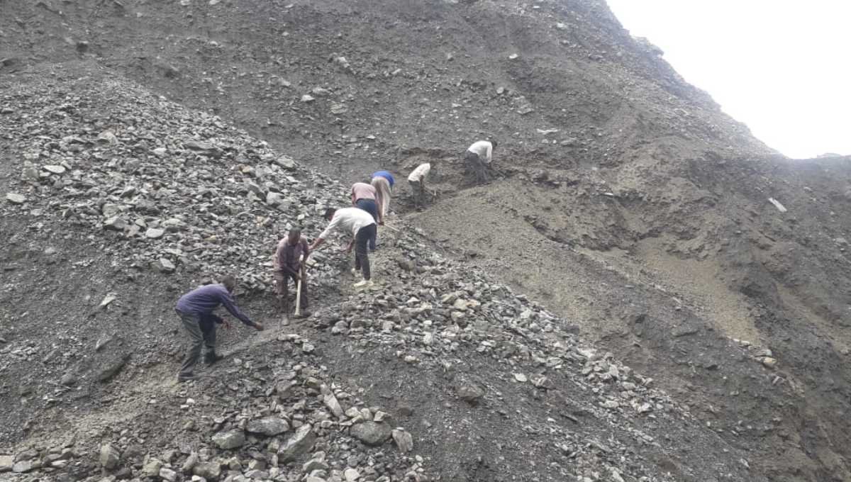 जिला प्रशासन ने 24 घंटे भीतर तैयार कराया आपदाग्रस्त बटोली गांव में दूसरा वैकल्पिक रास्ता