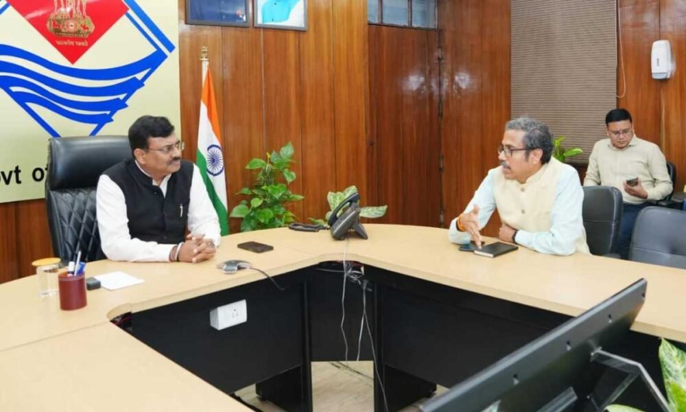 मुख्य सचिव आनन्द बर्द्धन ने बुधवार को सचिवालय में कौशल विकास एवं सेवायोजन विभाग की समीक्षा की